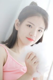 两女一杯